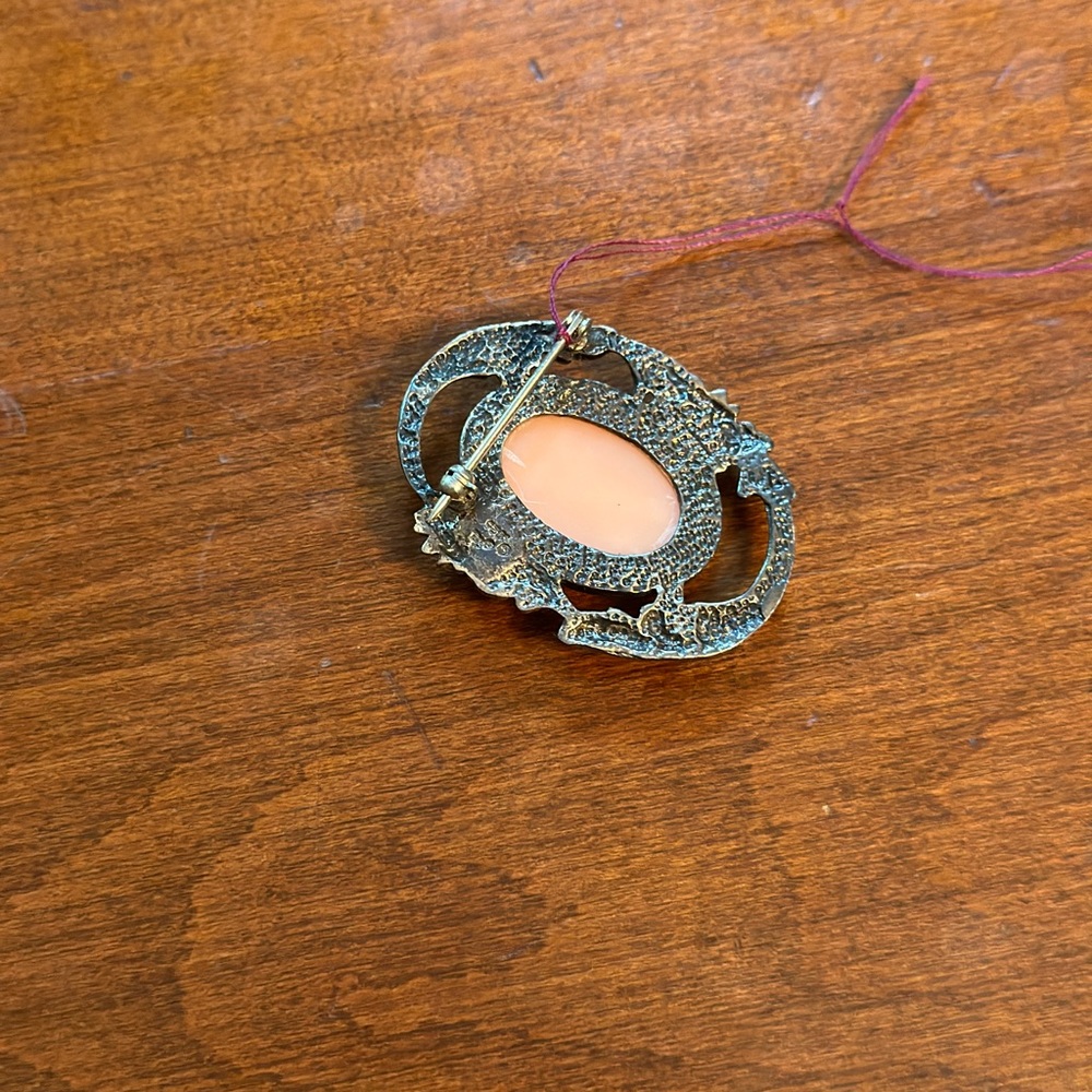 Cameo Pin - Picture 2 of 3
